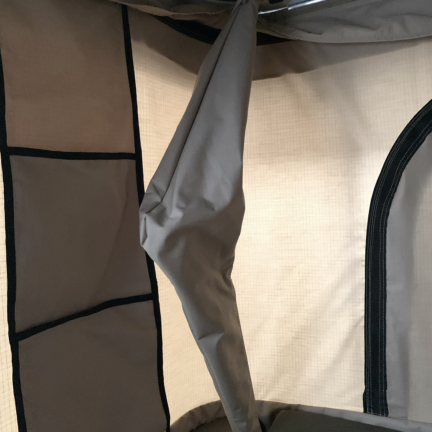 Carpa de techo rígida Nomad - Negro / Beige